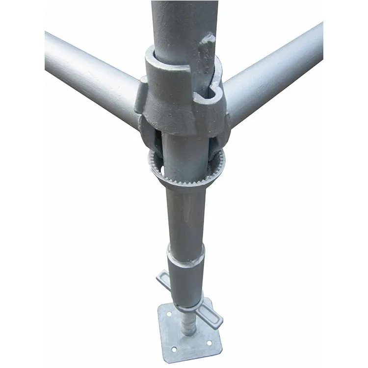 Cuplock joint with top cup locking three ledger blades